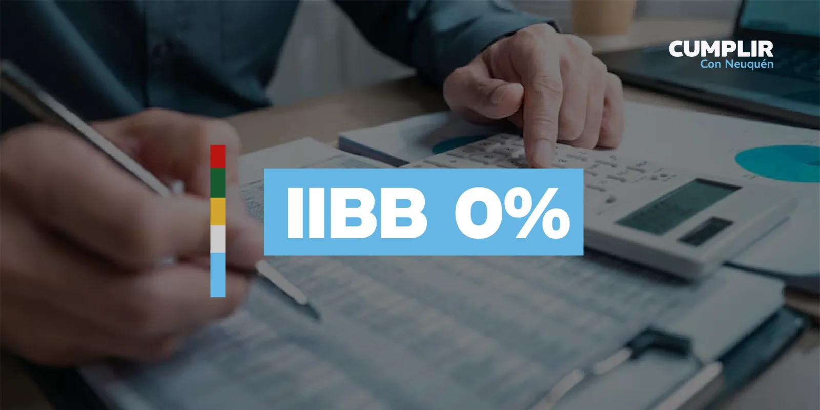 Placa «IIBB 0%», sobre la foto de una mano que hace cuentas con una calculadora